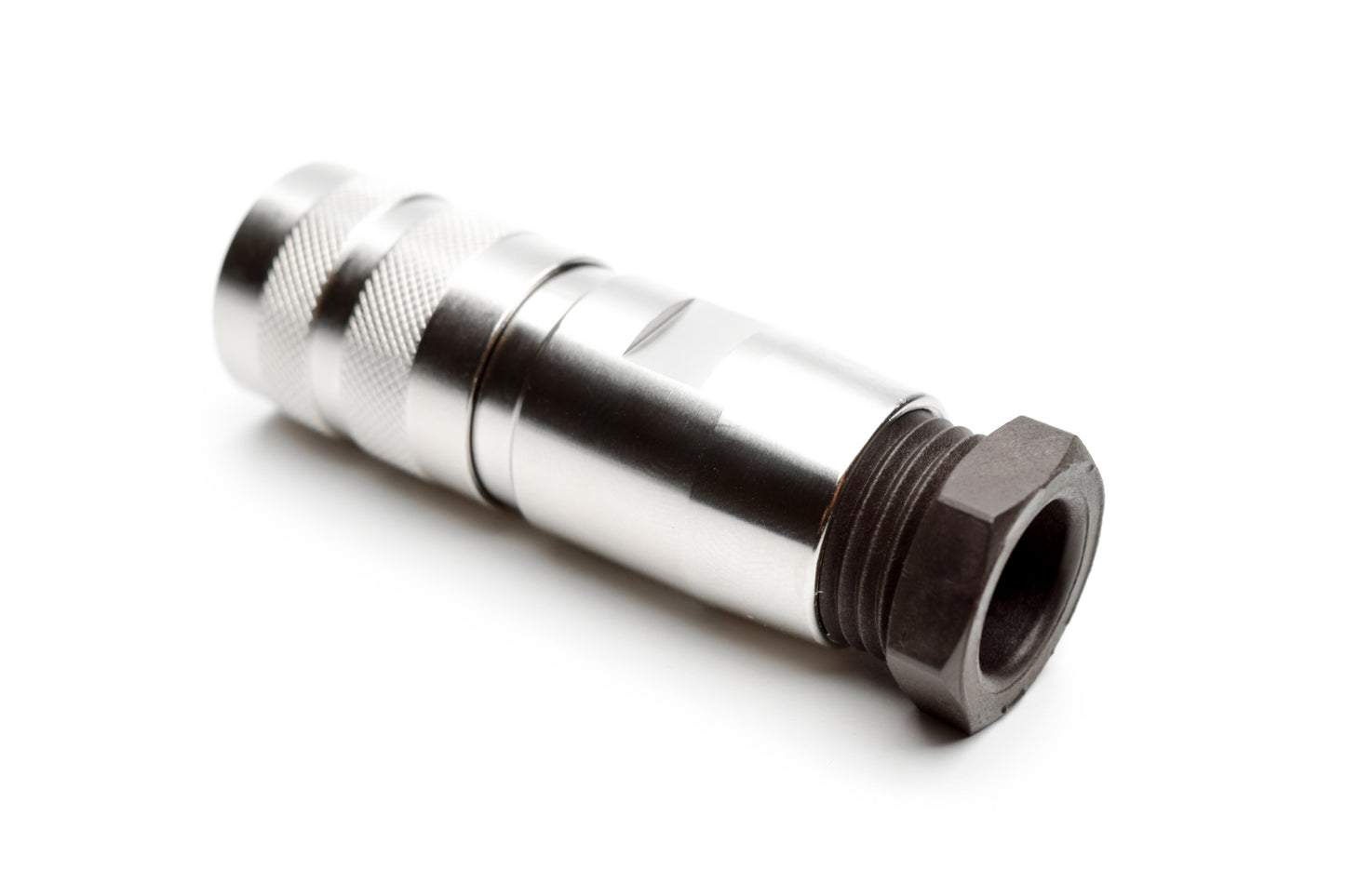 C091 11D005 001 2 Female Connectors with internal strain relief and metal locking ring. Complete EMI shielding in the fully mated and locked position (EMI security). Screw locking according to IEC 61076-2-106. Contacts sold separately.