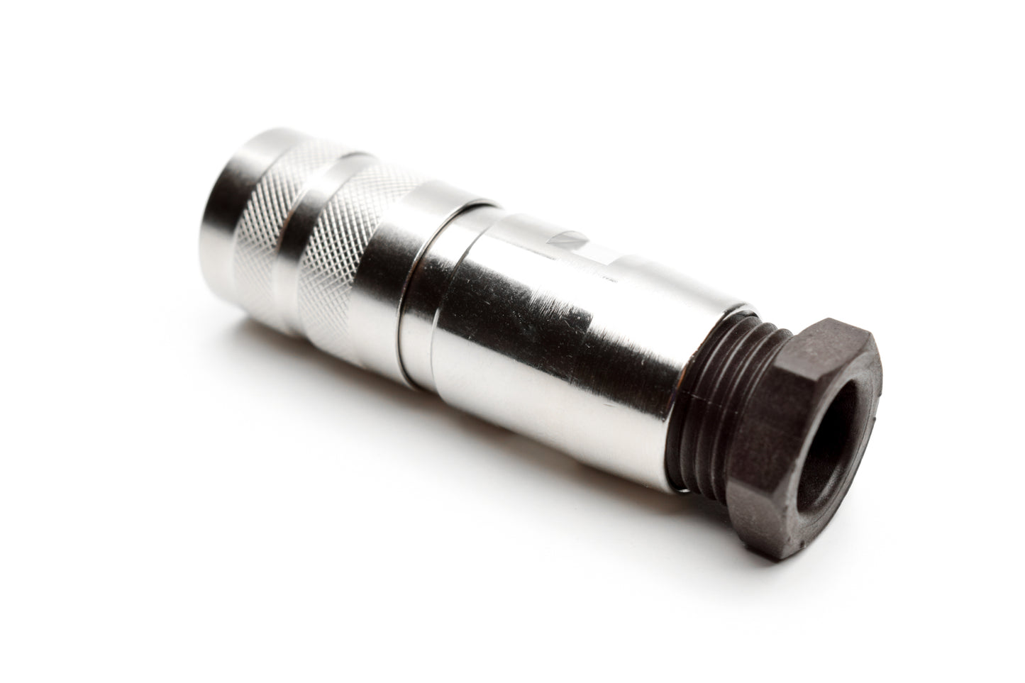 C091 11D007 001 2 Female Connectors with internal strain relief and metal locking ring. Complete EMI shielding in the fully mated and locked position (EMI security). Screw locking according to IEC 61076-2-106. Contacts sold separately.