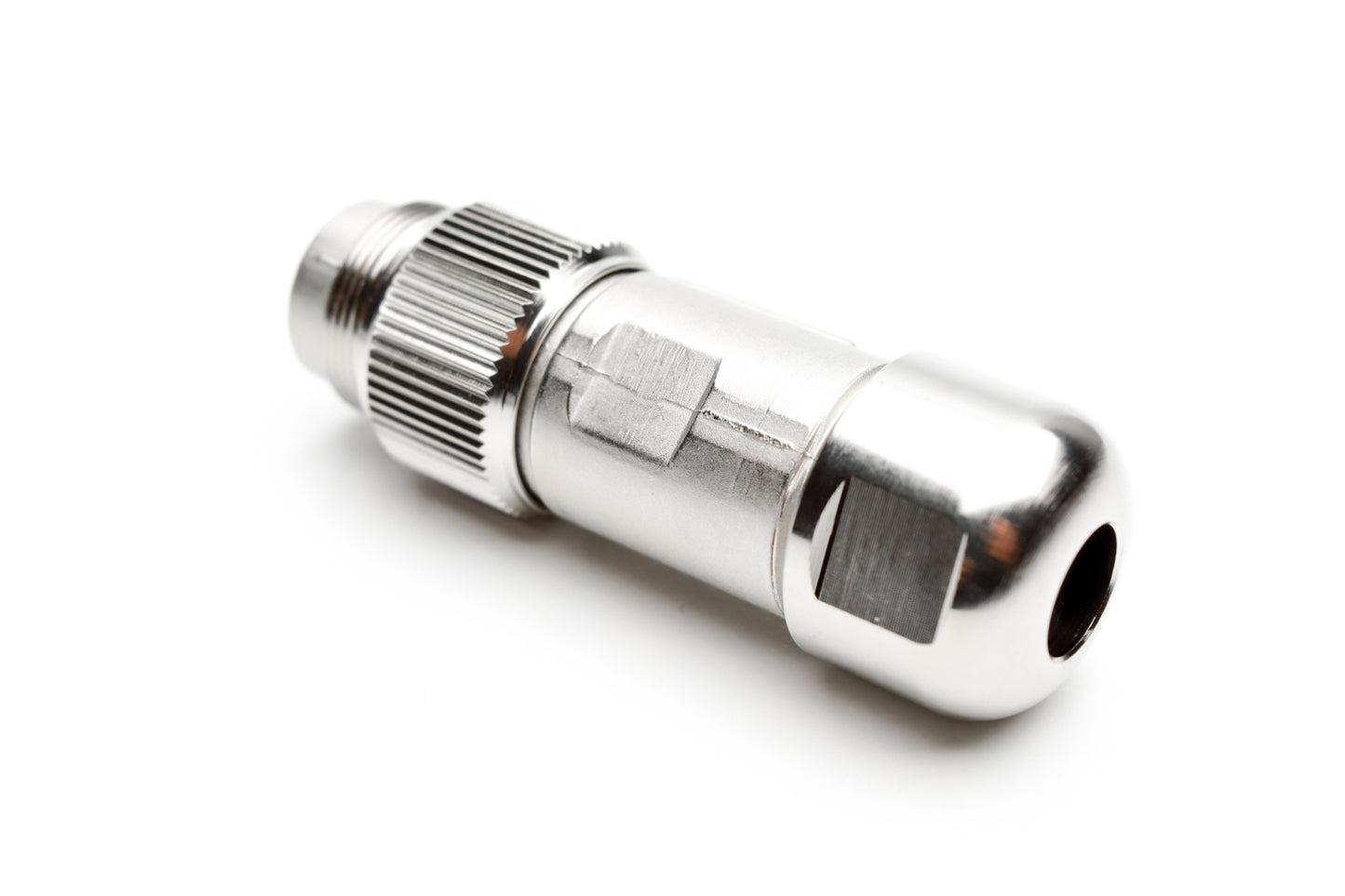 C091 31H004 100 4 Male Connectors with internal strain relief and metal locking ring. Complete EMI shielding in the fully mated and locked position (EMI security). Screw locking according to IEC 61076-2-106.