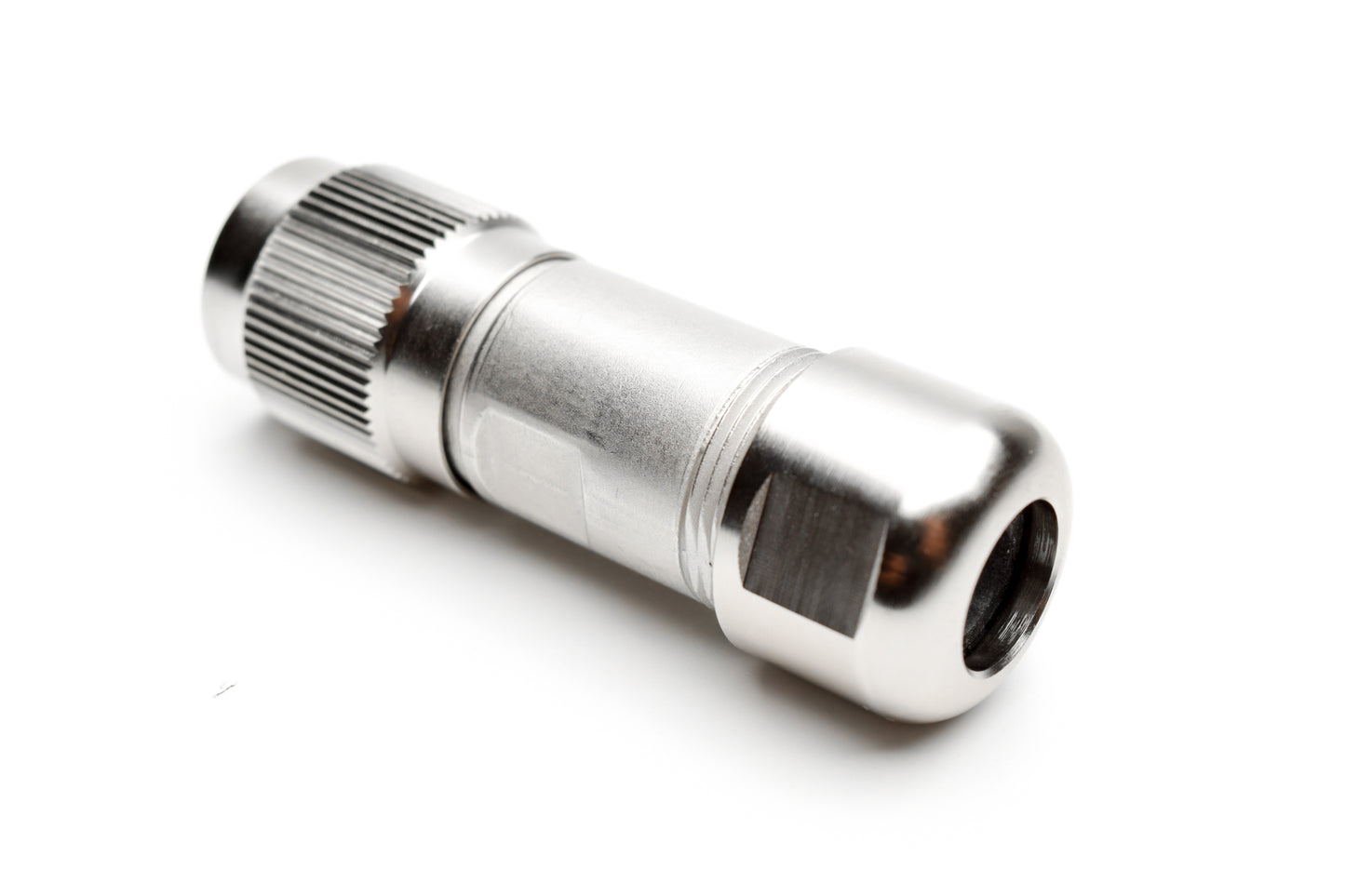 C091 31D004 102 4 Female Connectors with internal strain relief and metal locking ring. Complete EMI shielding in the fully mated and locked position (EMI security). Screw locking according to IEC 61076-2-106. Fully intermateable with C091D connectors.