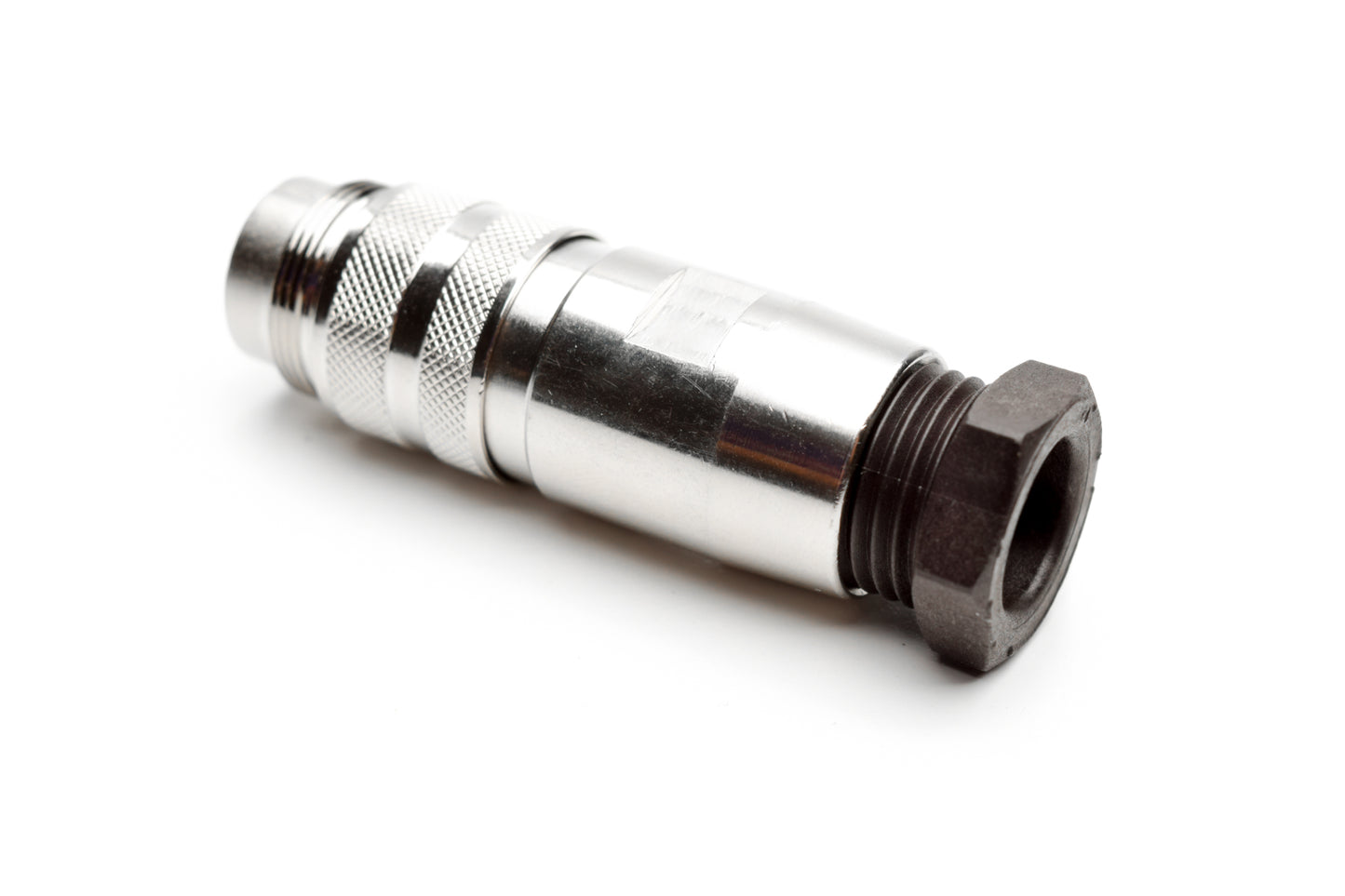 C091 31H007 101 2 Male Connectors with internal strain relief and metal locking ring. Complete EMI shielding in the fully mated and locked position (EMI security). Screw locking according to IEC 61076-2-106. Contacts included.